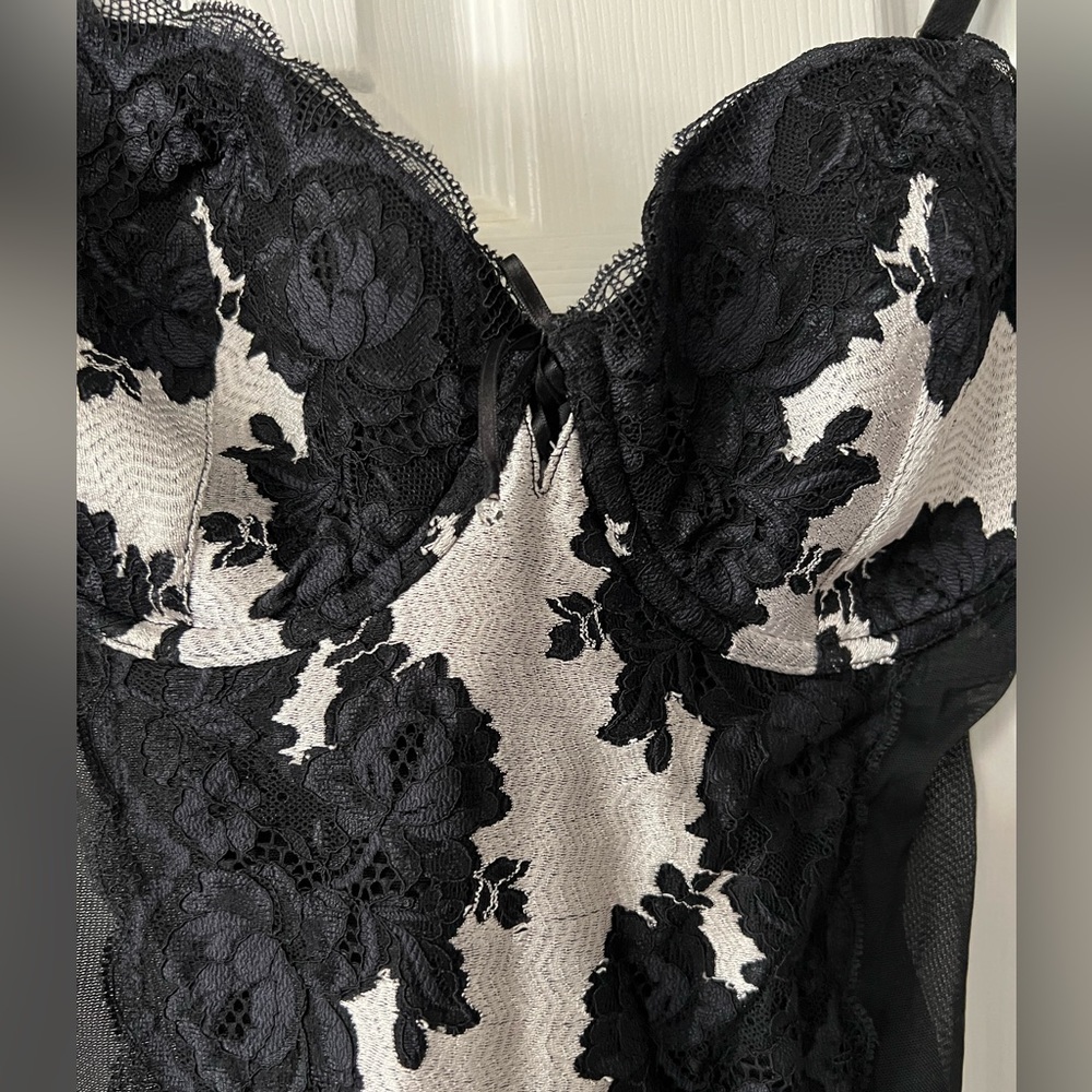 Victoria’s Secret Bustier with floral lace detail sz 36D - Picture 2 of 5